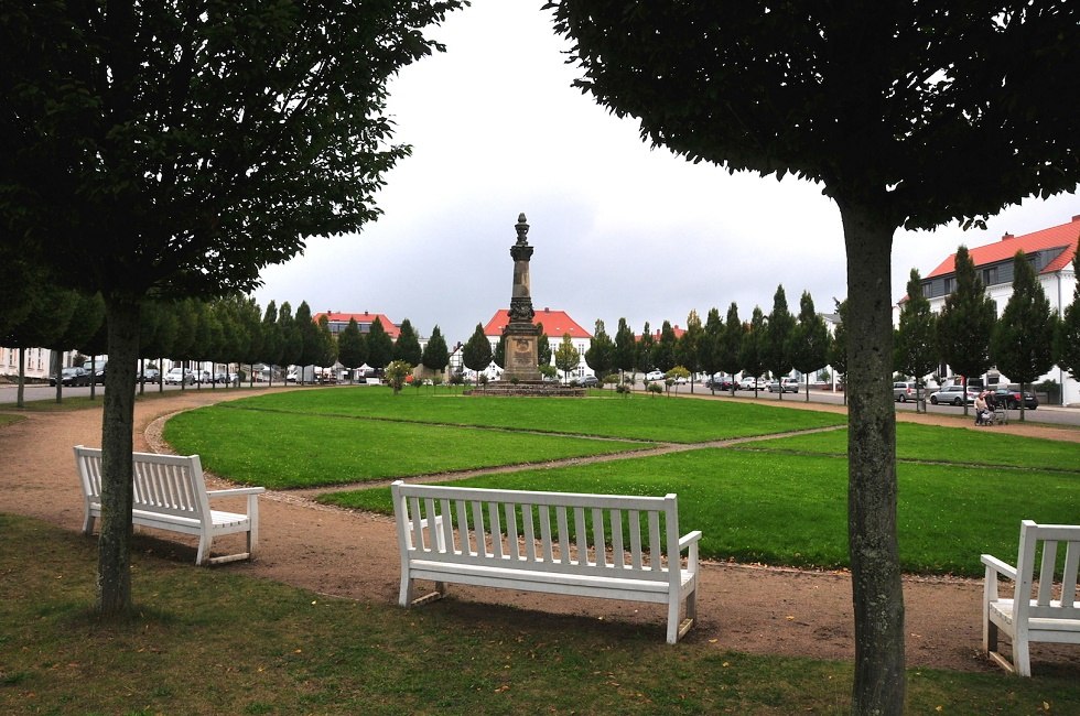 Putbusser Markt mit Blick zum Rathaus, &copy; Tourismuszentrale R&uuml;gen