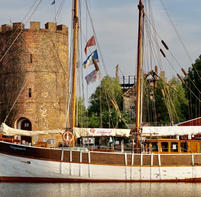 "Vorpommern" vor dem Fangenturm in Greifswald // &copy; GMG/GUdrun Kr&uuml;ger