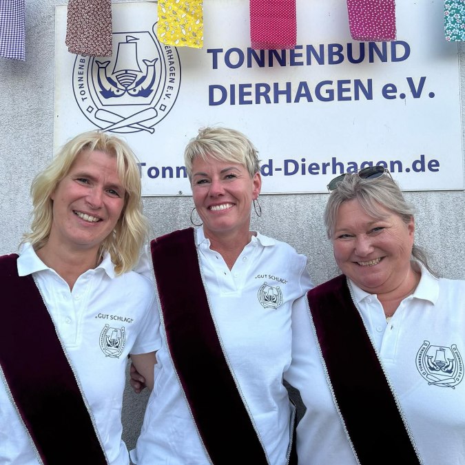 Frauentonnenabschlagen mit Fahrrad, © Premiere Frauentonnenabschlagen Dierhagen 2025_3.jpg Frauentonnenabschlagen mit Fahrrad, © Premiere Frauentonnenabschlagen Dierhagen 2025_3.jpg