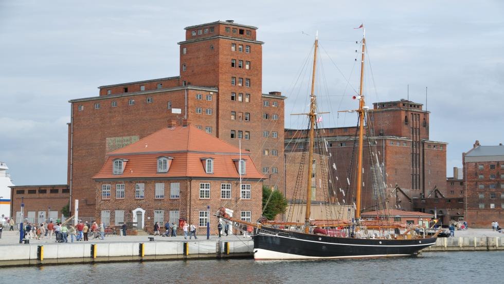Zeilschip Atalanta voor de boomhut in de oude haven, © Hansestadt Wismar Zeilschip Atalanta voor de boomhut in de oude haven, © Hansestadt Wismar