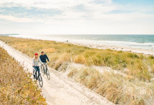 Eine gemütliche Radtour entlang der malerischen Dünen auf der Insel Hiddensee, mit Blick auf die Ostsee im Hintergrund., © MV-T/Petermann Eine gemütliche Radtour entlang der malerischen Dünen auf der Insel Hiddensee, mit Blick auf die Ostsee im Hintergrund.