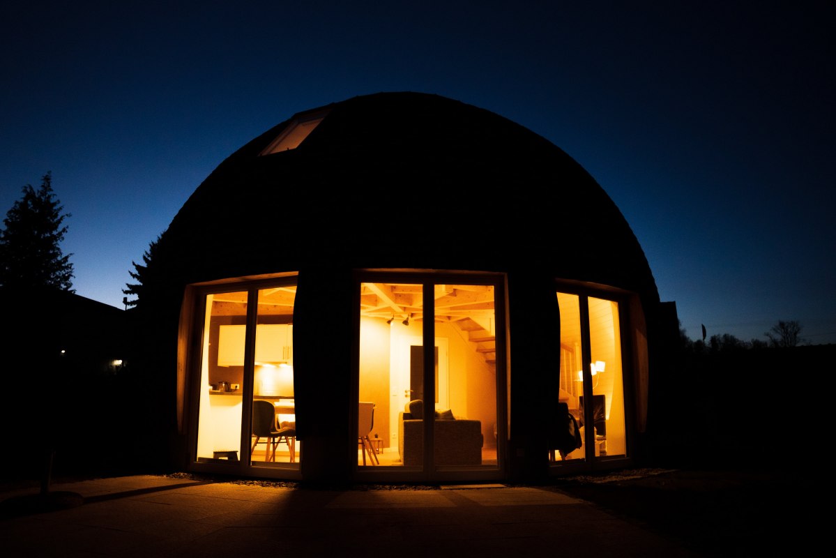 Ein Kugelhaus bei Nacht // &copy; starringmotion.com