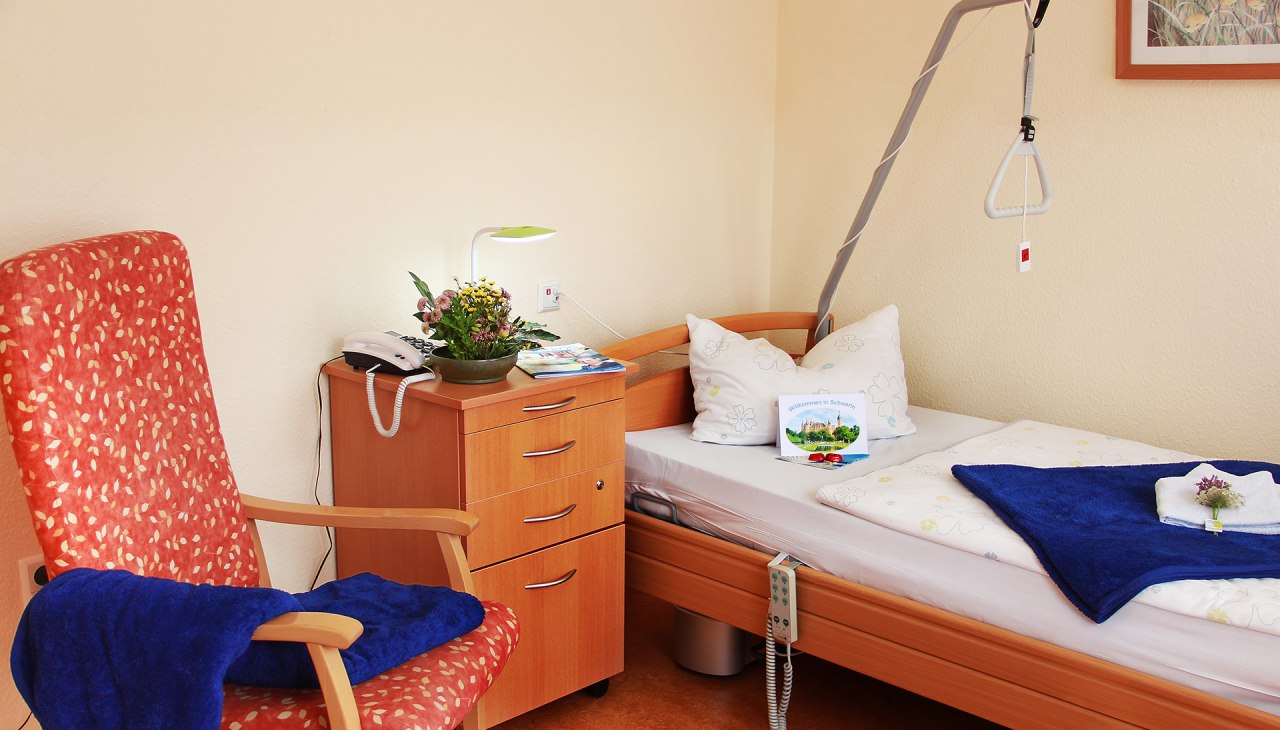 Zimmer mit Pflegebett, © Netzwerk für Menschen Zimmer mit Pflegebett, © Netzwerk für Menschen