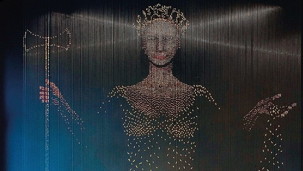 Aus mehr als 10.000 Fadenknoten gefertigt: Demeter, die griechische Göttin des Getreides und der Fruchtbarkeit, wacht als filigranes Kunstwerk der Berliner Künstlerin Kathinka Willinek über das Glück und Wohlergehen des MehlWelten Museums., © Stern-Wywiol Gruppe GmbH & Co. KG Aus mehr als 10.000 Fadenknoten gefertigt: Demeter, die griechische Göttin des Getreides und der Fruchtbarkeit, wacht als filigranes Kunstwerk der Berliner Künstlerin Kathinka Willinek über das Glück und Wohlergehen des MehlWelten Museums., © Stern-Wywiol Gruppe GmbH & Co. KG