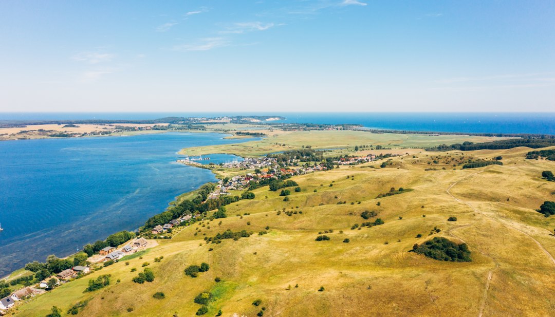 Die Zicker Berge auf der Halbinsel Mönchgut bieten eine atemberaubende Aussicht auf die weite Landschaft und das glitzernde Wasser der Ostsee – ein Paradies für Naturfreunde und Ruhesuchende. // © MV-T/Friedrich Die Zicker Berge auf der Halbinsel Mönchgut bieten eine atemberaubende Aussicht auf die weite Landschaft und das glitzernde Wasser der Ostsee – ein Paradies für Naturfreunde und Ruhesuchende. // © MV-T/Friedrich
