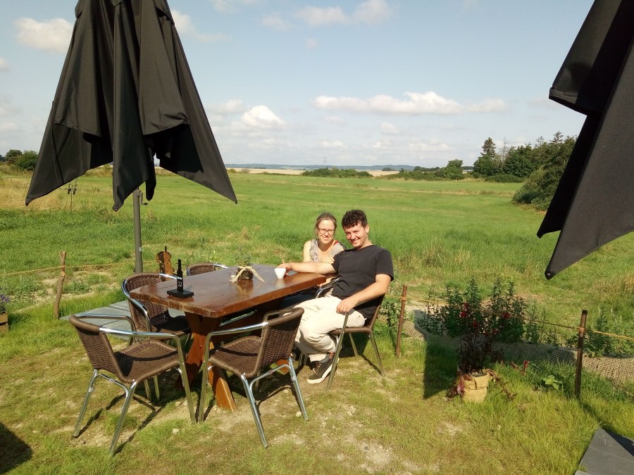 Mirjan und Antje Hornburg-Zeneli auf der Terrasse unserer Brasserie, © Märchengarten GbR Mirjan und Antje Hornburg-Zeneli auf der Terrasse unserer Brasserie, © Märchengarten GbR
