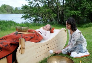 Martina Gl&auml;ser-B&ouml;hme an der Klangwelle vor dem Klanghaus in Klein Jasedow, &copy; Martina Gl&auml;ser-B&ouml;hme