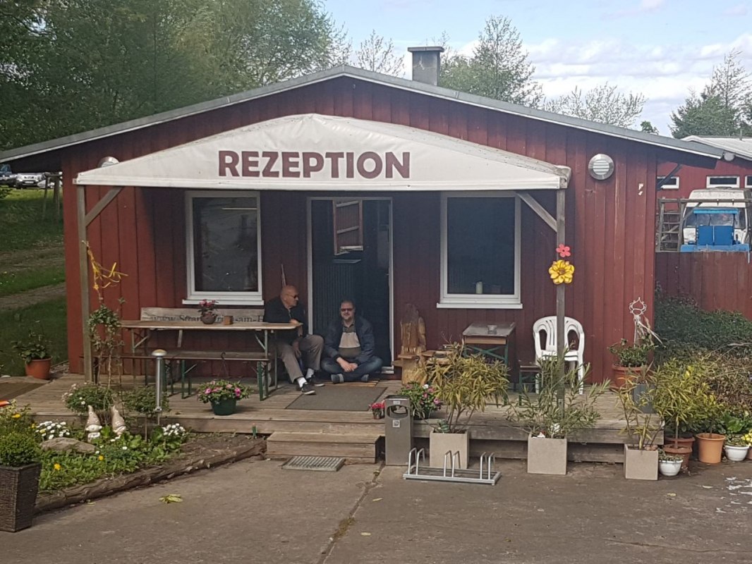 Ein herzliches Willkommen! Hier beantwortet man Ihnen alle Fragen zum Campingplatz und Umgebung. // © Ferienpark Ueckermünde-Bellin GmbH Ein herzliches Willkommen! Hier beantwortet man Ihnen alle Fragen zum Campingplatz und Umgebung. // © Ferienpark Ueckermünde-Bellin GmbH