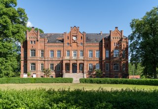 Bei der Einfahrt über Kopfsteinpflaster erblicken Sie das Schloss Alt Sammit in seiner Pracht // © Schloss Alt Sammit/ K.H.Kleinpeter Bei der Einfahrt über Kopfsteinpflaster erblicken Sie das Schloss Alt Sammit in seiner Pracht // © Schloss Alt Sammit/ K.H.Kleinpeter