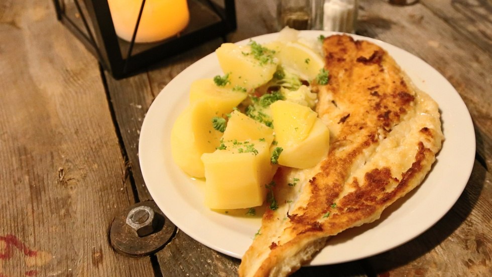 Klassiker in der Fischbratk&uuml;che: Dorschfilet mit Salzkartoffeln // &copy; F&F Fisch und Feinkost GmbH
