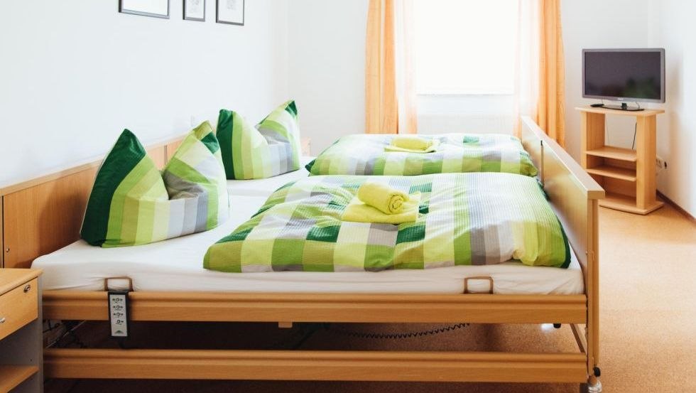 2 Pflegebetten sind vorhanden. Weitere Hilfsmittel k&ouml;nnen ausgeliehen werden., &copy; S. Dr&ouml;se/Patrick Lipke