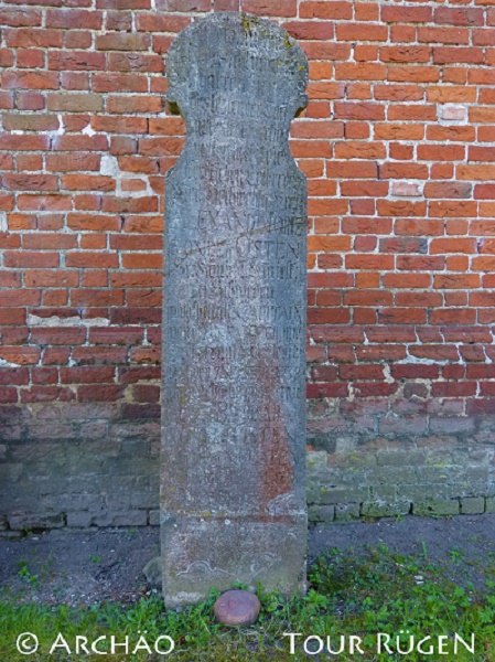 der S&uuml;hnestein nahe der &auml;u&szlig;eren Chorwand der Sankt-Jacob-Kirche Gingst // &copy; Arch&auml;o Tour R&uuml;gen