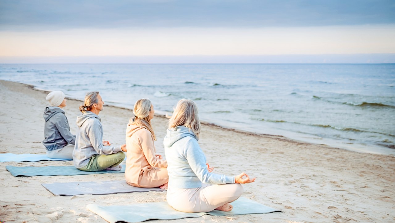 Meditatie op het strand | Symbool foto // &copy; Adobe Firefly (KI-generiert)