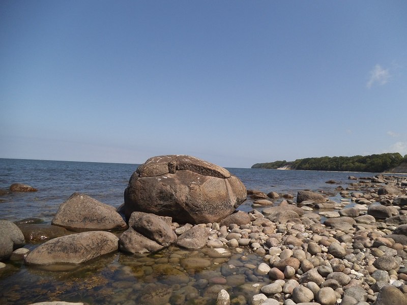 Findling Svantekahs am Strand von Ruschvitz // © H. Seelenbinder Findling Svantekahs am Strand von Ruschvitz // © H. Seelenbinder