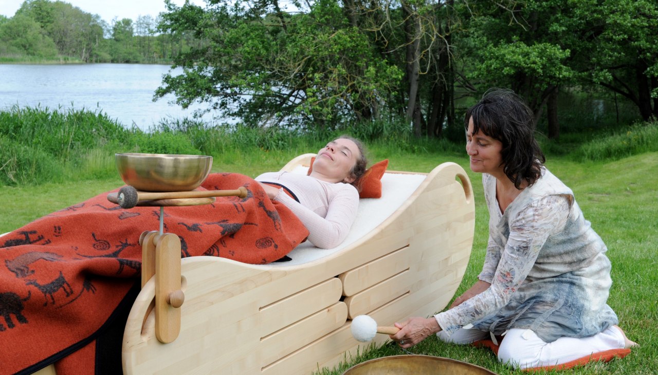 Martina Gl&auml;ser-B&ouml;hme an der Klangwelle vor dem Klanghaus in Klein Jasedow, &copy; Martina Gl&auml;ser-B&ouml;hme