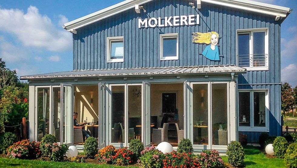 Vorderansicht der Molkerei Poseritz mit Hofladen und Café // © Dr. Sylva Rahm-Präger Vorderansicht der Molkerei Poseritz mit Hofladen und Café // © Dr. Sylva Rahm-Präger