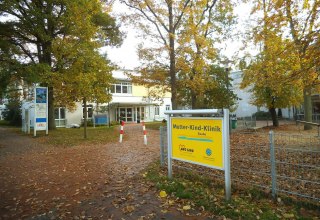 Mutter-Kind-Klinik Baabe - Außenansicht im Herbst - // © Tourismuszentrale Rügen Mutter-Kind-Klinik Baabe - Außenansicht im Herbst - // © Tourismuszentrale Rügen