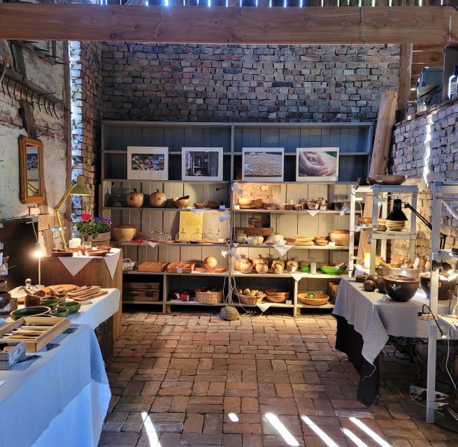 Blick auf die Ausstellung in der Scheune // &copy; Karina Ihlenburg