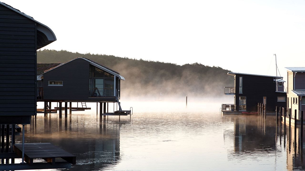 Pfahlhaus mit schwimmendem Haus // &copy; im-jaich/Jens Frank