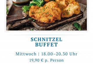 Knusprig paniertes Schnitzel auf Teller, mit Bratkartoffeln und frischem Beilagensalat, appetitlich angerichtet. // &copy; spreepiraten&reg;