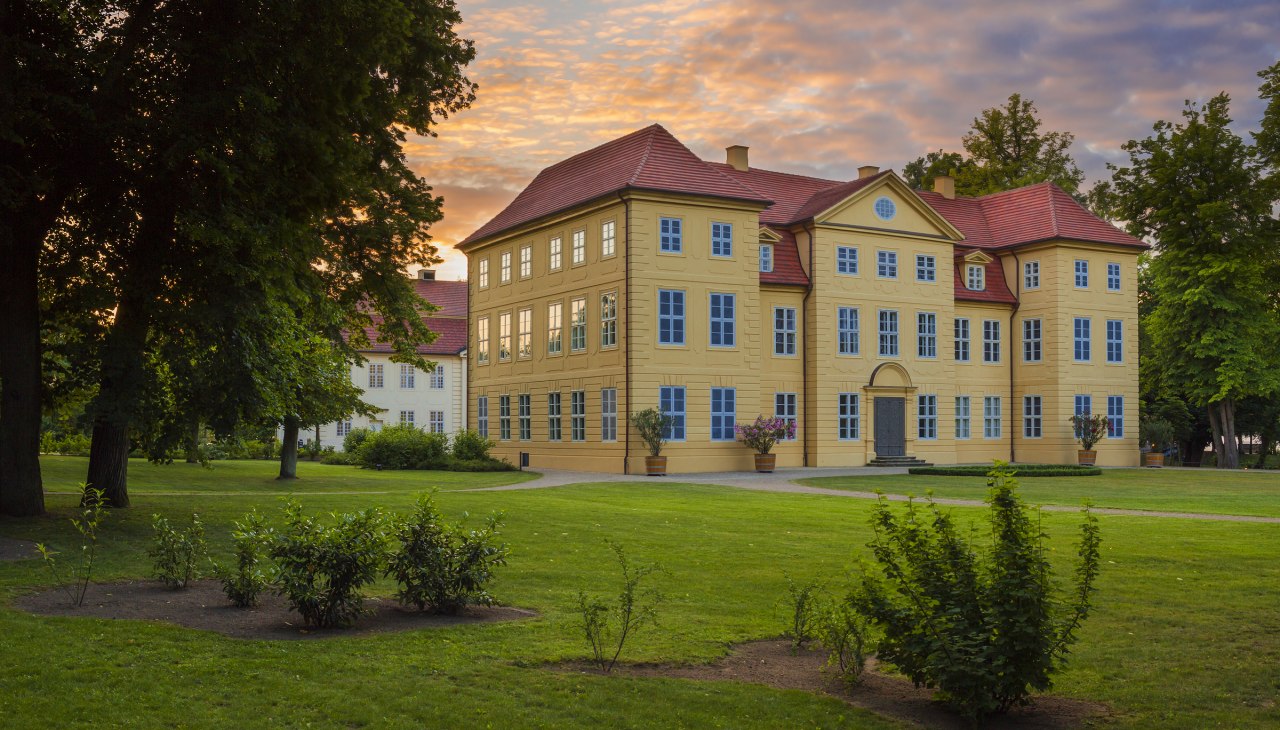 Mirow kasteel bij schemering, &copy; SSGK M-V / Timm Allrich