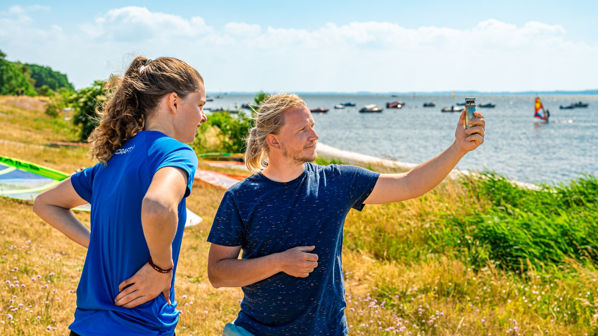 Ist er zu schwach, tun sich Anfänger schwer damit, den Kite in der Luft zu halten., © TMV/Tiemann Ist er zu schwach, tun sich Anfänger schwer damit, den Kite in der Luft zu halten. Ein Kitesurflehrer misst den Wind mit einem Winmesser.