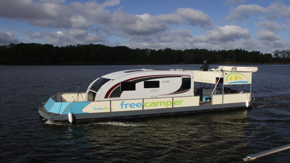 Ungewöhnlicher Ausflug mit Wohnwagen auf den Großen Priepertsee // © freecamper Ungewöhnlicher Ausflug mit Wohnwagen auf den Großen Priepertsee // © freecamper