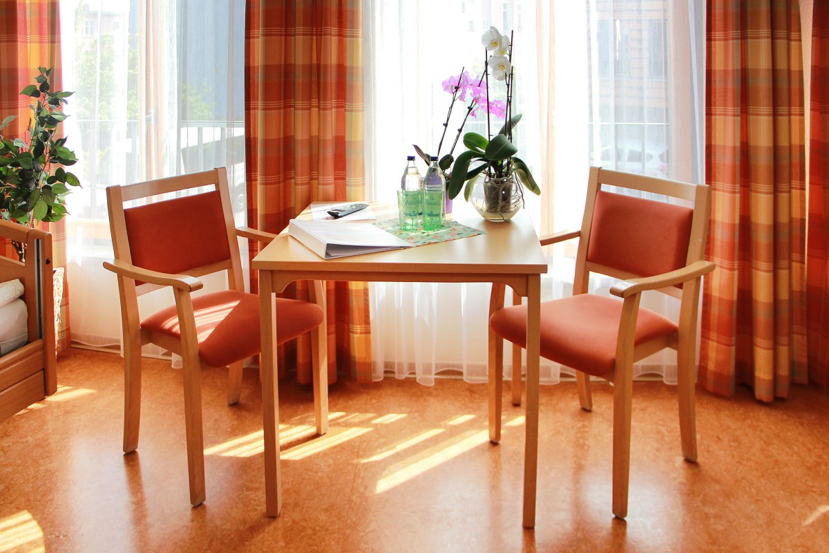 Lichte kamer met zithoek // &copy; Netzwerk f&uuml;r Menschen