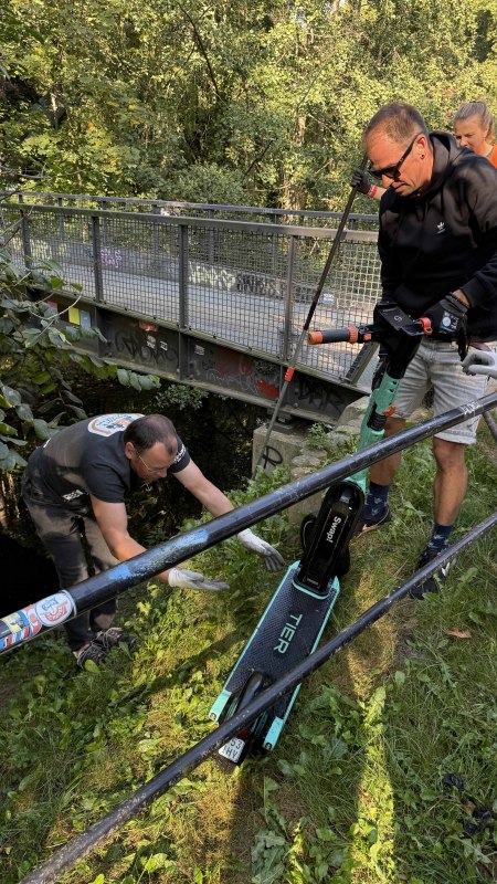 eScooter wird aus Gr&uuml;nanlage geborgen // &copy; Rostock M&uuml;llfrei e.V.