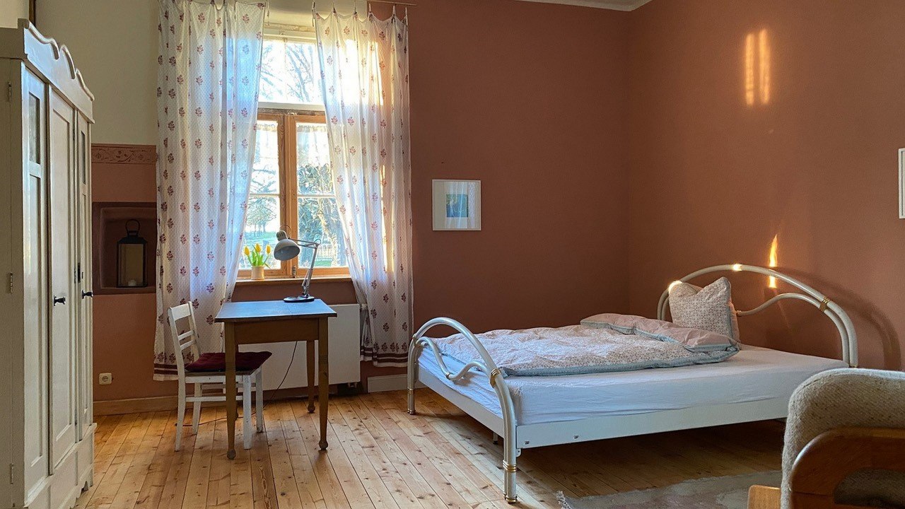 Gem&uuml;tliches Herbergszimmer im Gutshaus Woserin // &copy; Gutshaus Woserin / Sabine Puschmann
