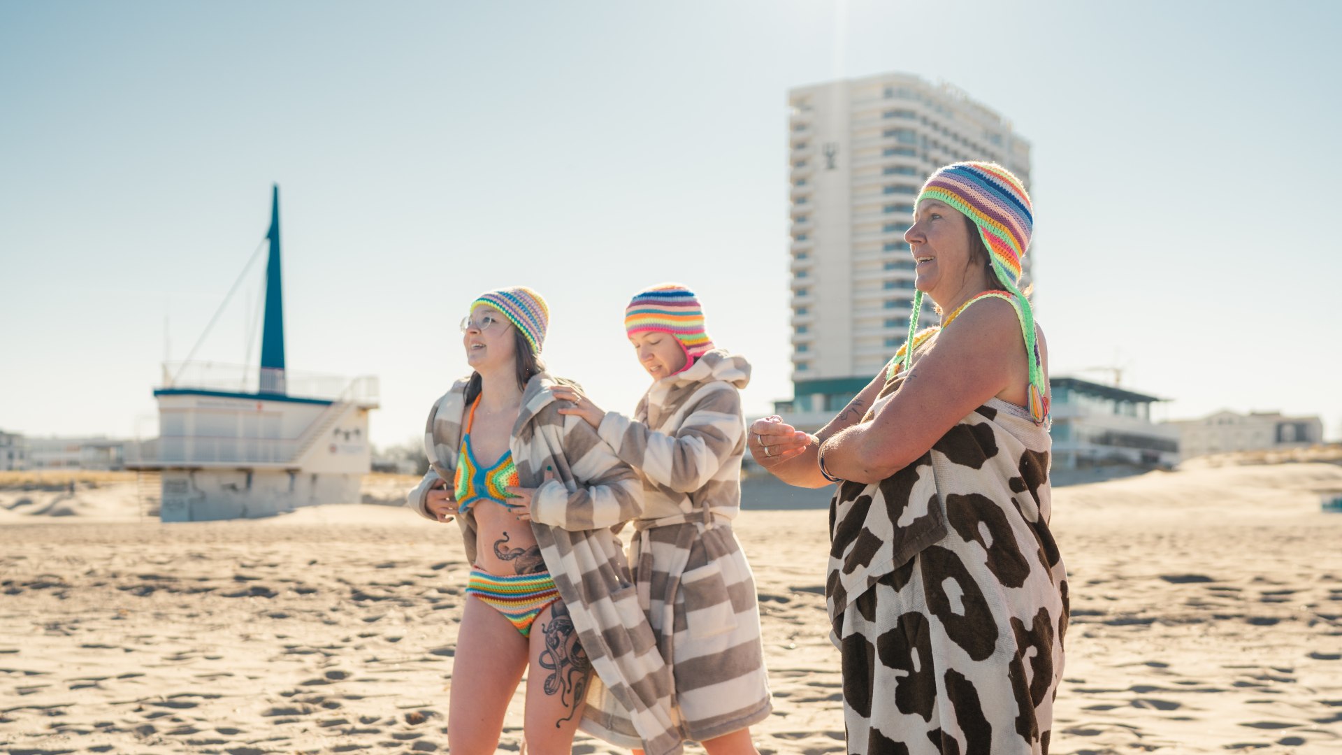 Die Familie zieht sich zum Eisbaden im Winter am Rettungsturm von Warnemünde um. // © MV-T/Gross Die Familie zieht sich zum Eisbaden im Winter am Rettungsturm von Warnemünde um. // © MV-T/Gross