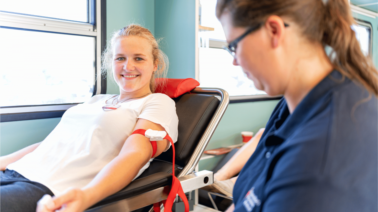 Eine junge Frau, die zum ersten Mal Blut spendet. // &copy; DRK-Blutspendedienst NSTOB