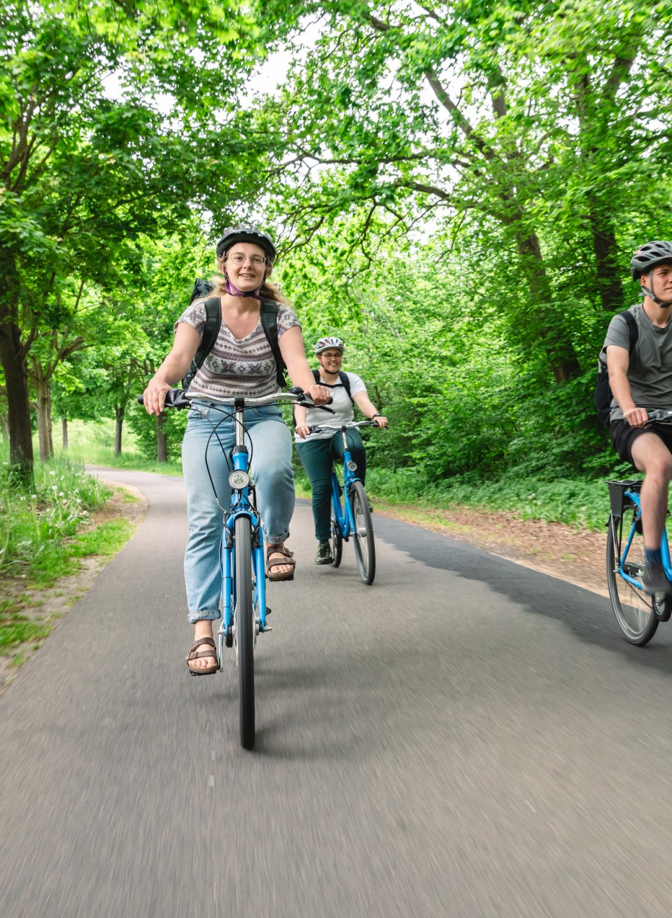 Drei Freunde radeln mit dem Fahrrad nach Gro&szlig; Raden