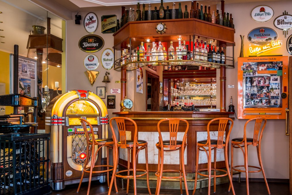 Sluit de avond af in een gezellige sfeer in de bar, &copy; Stettiner Hof