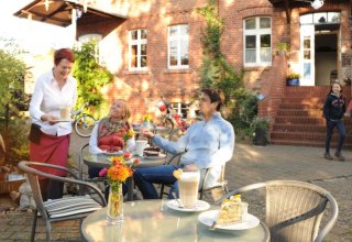 Gäste im Freien beim Kaffeetrinken // © MV-T/Foto@Andreas-Duerst.de Gäste im Freien beim Kaffeetrinken // © MV-T/Foto@Andreas-Duerst.de