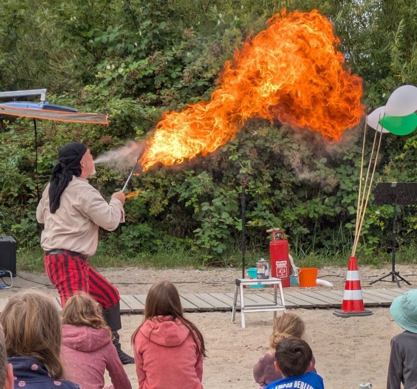 Piraat op strand Wohlenberg // &copy; Stadt Kl&uuml;tz