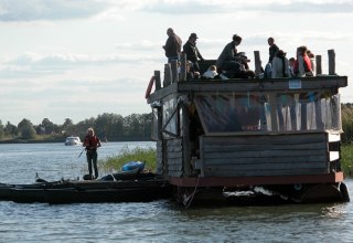 Unterwegs mit dem Flo&szlig; - konzentriert am Steuer oder entspannt auf dem Oberdeck // &copy; TOKON