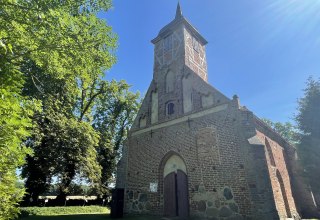 Vorderansicht Kirche Landow // © Freundeskreis Kirche zu Landow e.V. Vorderansicht Kirche Landow // © Freundeskreis Kirche zu Landow e.V.