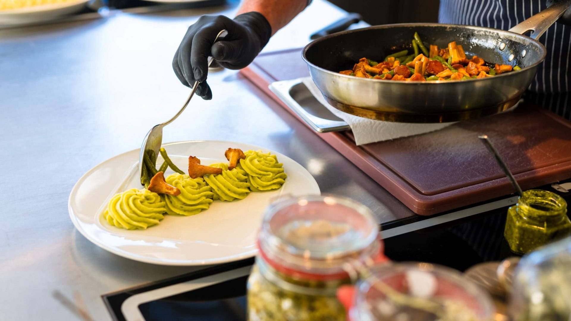 Beim Kochkurs in der &bdquo;Villa mit Sonnenhof&ldquo; auf R&uuml;gen lernen G&auml;ste, Gesundes mit Kr&auml;utern zuzubereiten. - Ein Teller wird angerichtet.