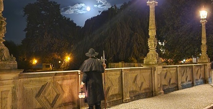 Nachtw&auml;chter auf der Br&uuml;cke mit Blickrichtung zum Schloss bei Nacht., &copy; Michael Kratt