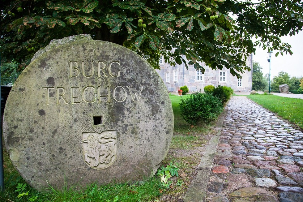 Mühlstein mit Inschrift und Wappen Burg Trechow // © Frank Burger Mühlstein mit Inschrift und Wappen Burg Trechow // © Frank Burger