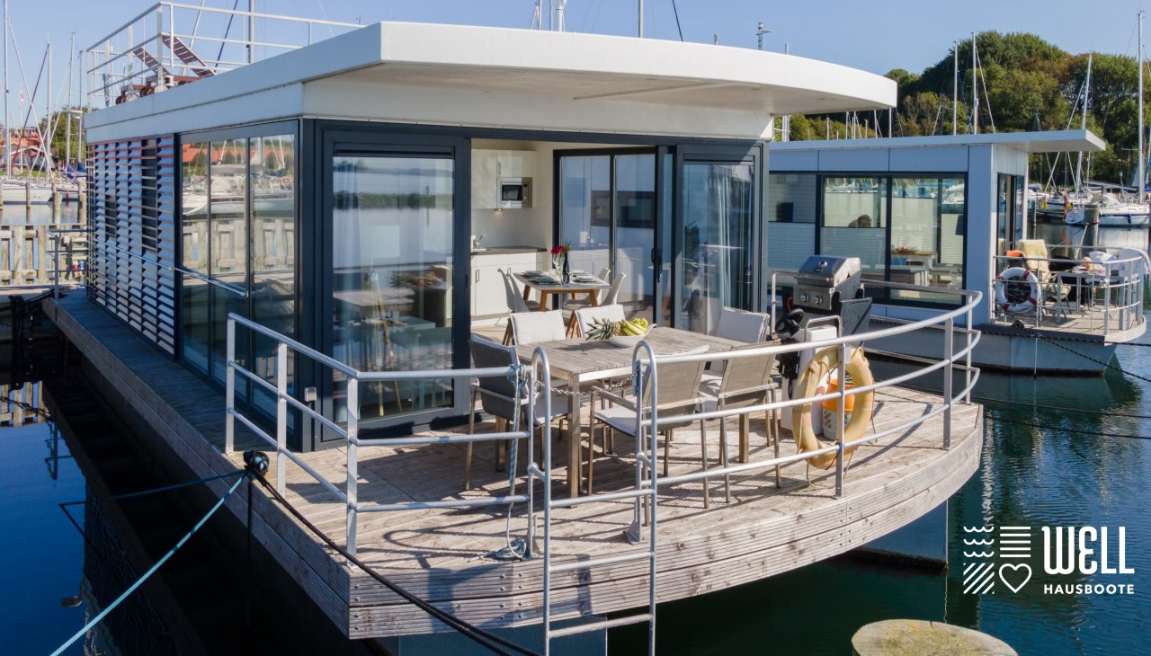 Hausboot mit Dachterrasse mit Blick auf die Bugterrasse, © Lars Franzen Hausboot mit Dachterrasse mit Blick auf die Bugterrasse, © Lars Franzen