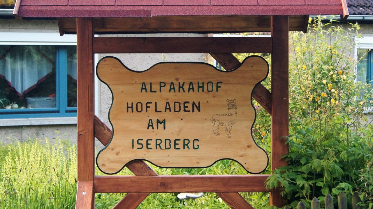 Unser Hof-Schild- gebaut von einer Einrichtung für psychisch Kranke und behinderte Menschen. // © Marco Holter Unser Hof-Schild- gebaut von einer Einrichtung für psychisch Kranke und behinderte Menschen. // © Marco Holter