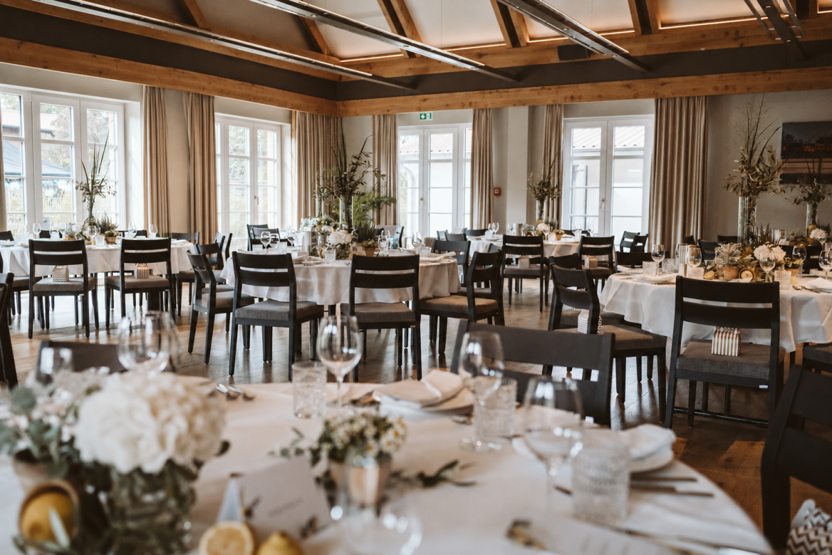 Die stilvolle Festscheune im Seehotel Zarrentin bietet mit ihrem warmen Ambiente und großzügigen Raum den perfekten Rahmen für besondere Veranstaltungen und unvergessliche Feiern. // © Michael Kausler Die stilvolle Festscheune im Seehotel Zarrentin bietet mit ihrem warmen Ambiente und großzügigen Raum den perfekten Rahmen für besondere Veranstaltungen und unvergessliche Feiern. // © Michael Kausler