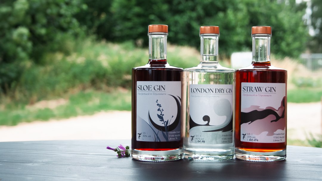 Die Gins. Eine Sparte neben sortenreinen Obstbränden, Geisten, Likören und Cider als Flaschengärung, vergoren nach Champagnermethode., © FreudenFeuer Destillerie GbR Die Gins. Eine Sparte neben sortenreinen Obstbränden, Geisten, Likören und Cider als Flaschengärung, vergoren nach Champagnermethode., © FreudenFeuer Destillerie GbR