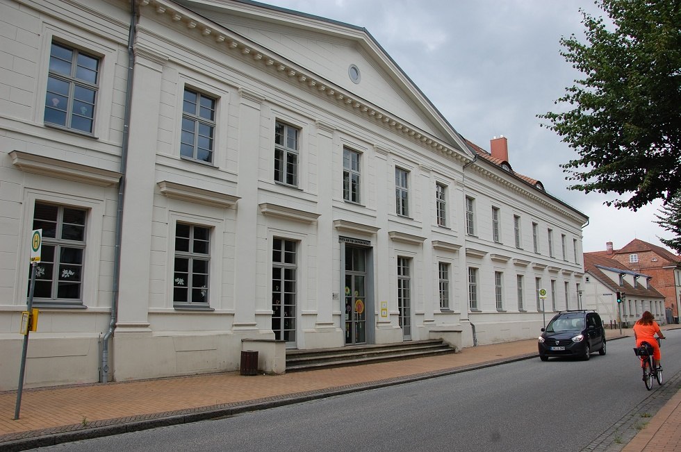 Heute beherbergt das Gebäude die Fritz-Reuter-Grundschule Ludwigslust. // © Gabriele Skorupski Heute beherbergt das Gebäude die Fritz-Reuter-Grundschule Ludwigslust. // © Gabriele Skorupski