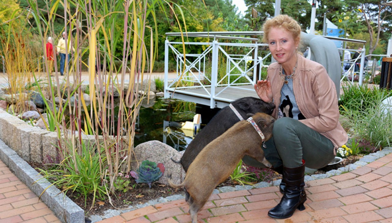 Inhaberin Sabine Schlechter mit ihren Hotel-Glücksschweinen Lulu & Roy, © Vineta Hotels