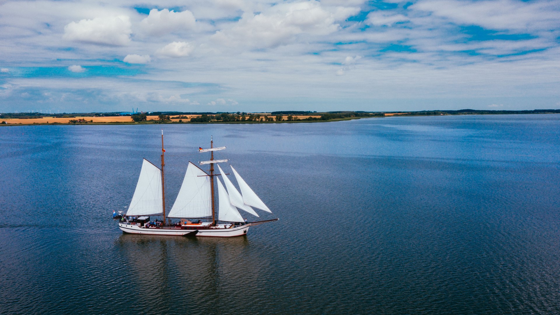 Der historische Zweimaster &bdquo;Weisse D&uuml;ne&ldquo; gleitet &uuml;ber die Gew&auml;sser Vorpommerns., &copy; TMV/Friedrich