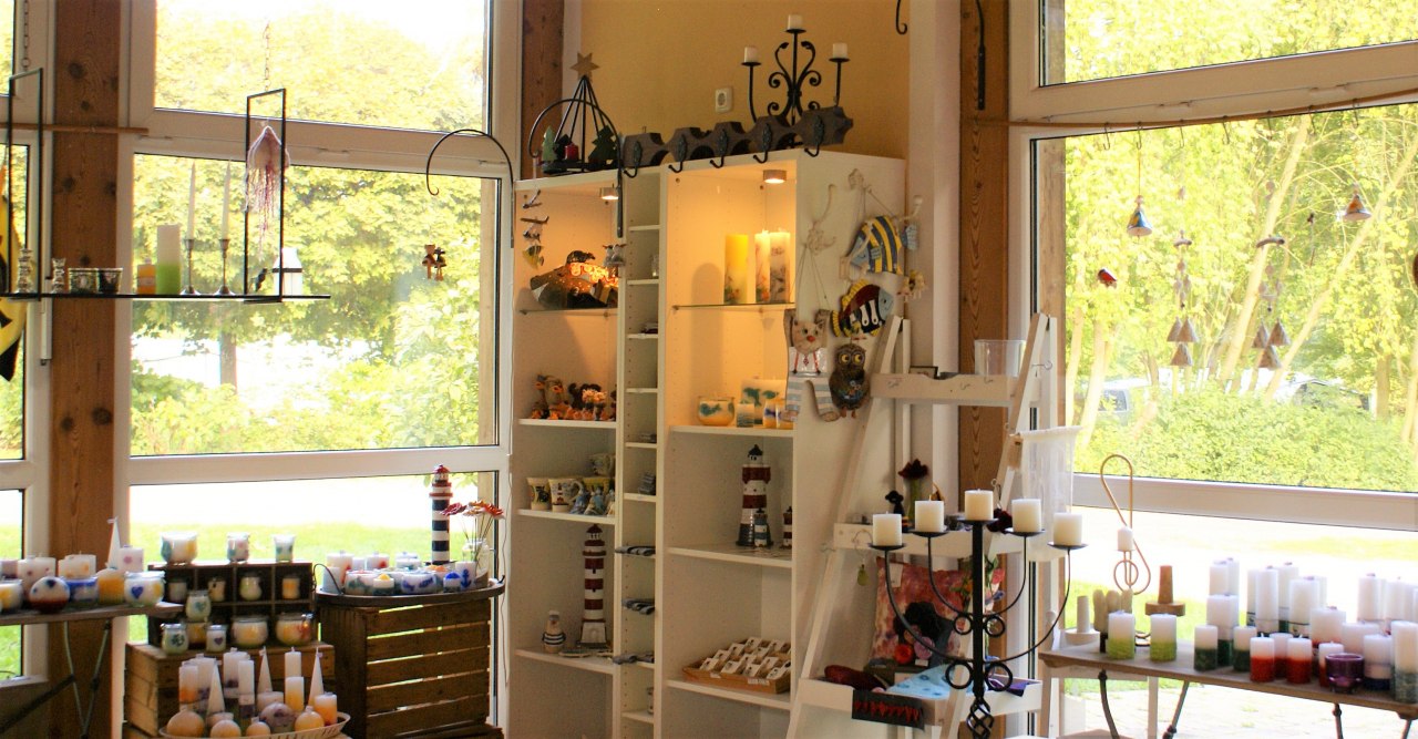 Waxworkshop met kaarsen en kunstwerken van regionale ambachtslieden // &copy; Ferienpark Seehof