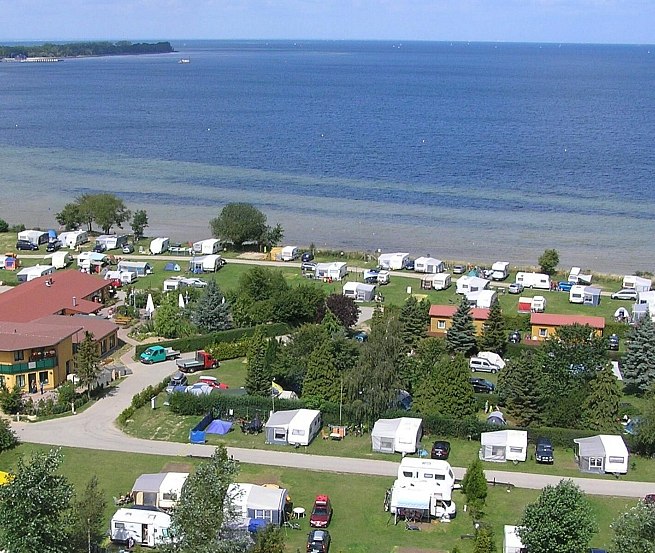 Campingplatz von oben mit Blick &uuml;ber die Rezeption // &copy; Ostseecamping Ferienpark Zierow KG